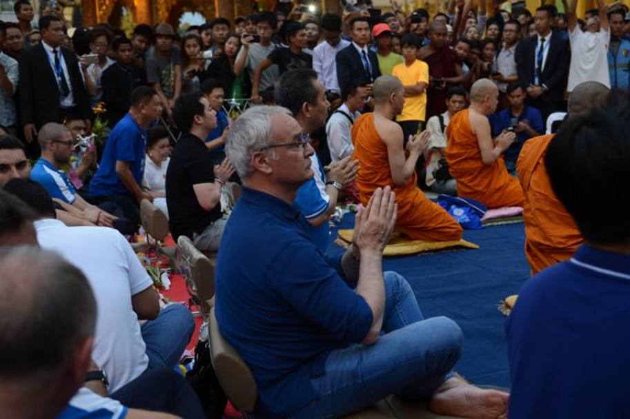 Claudio Ranieri prega durante il rito buddista. AFP